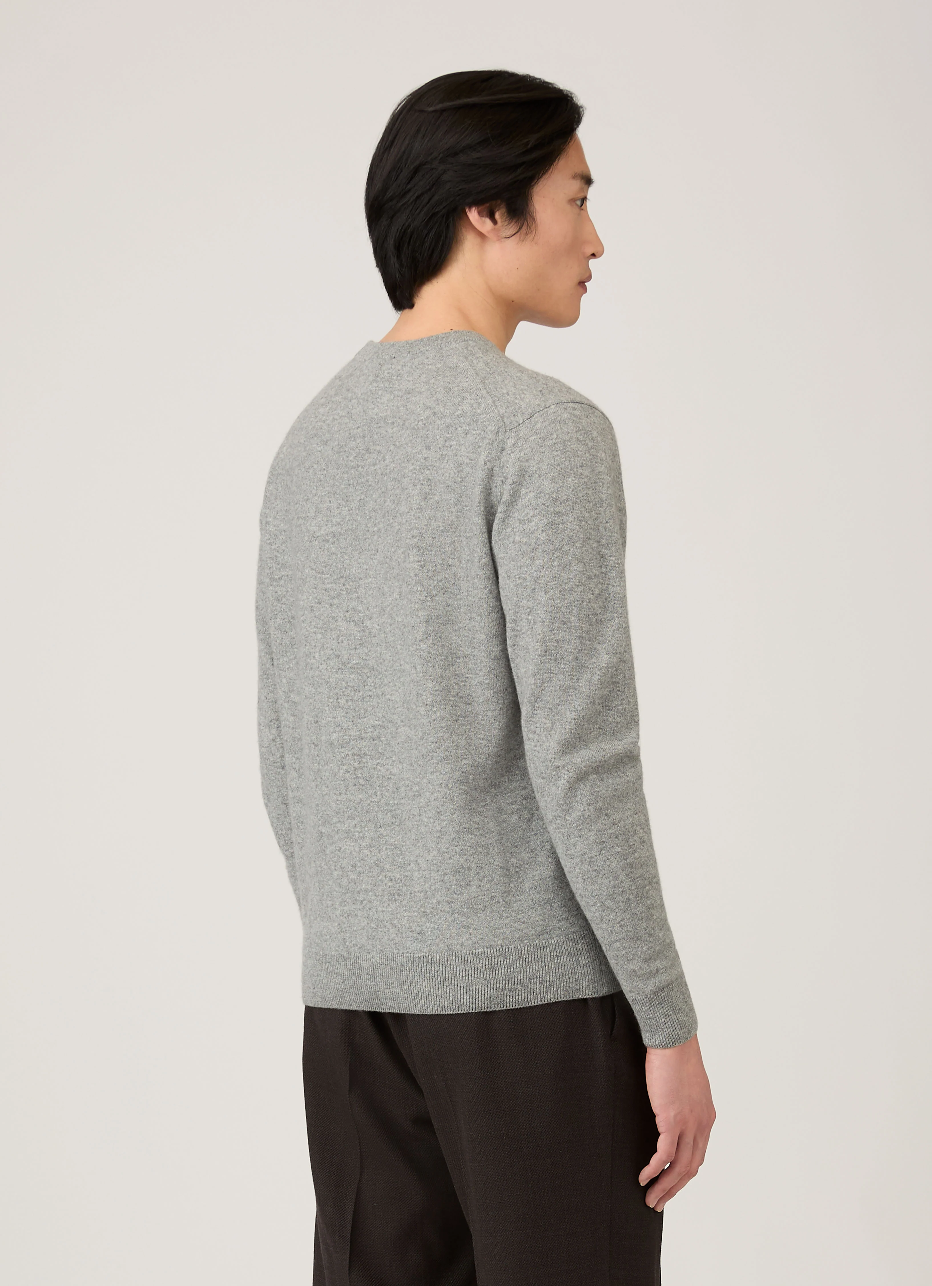Men's Cashmere Crew Neck Jumper in Grey Melange - Image 5