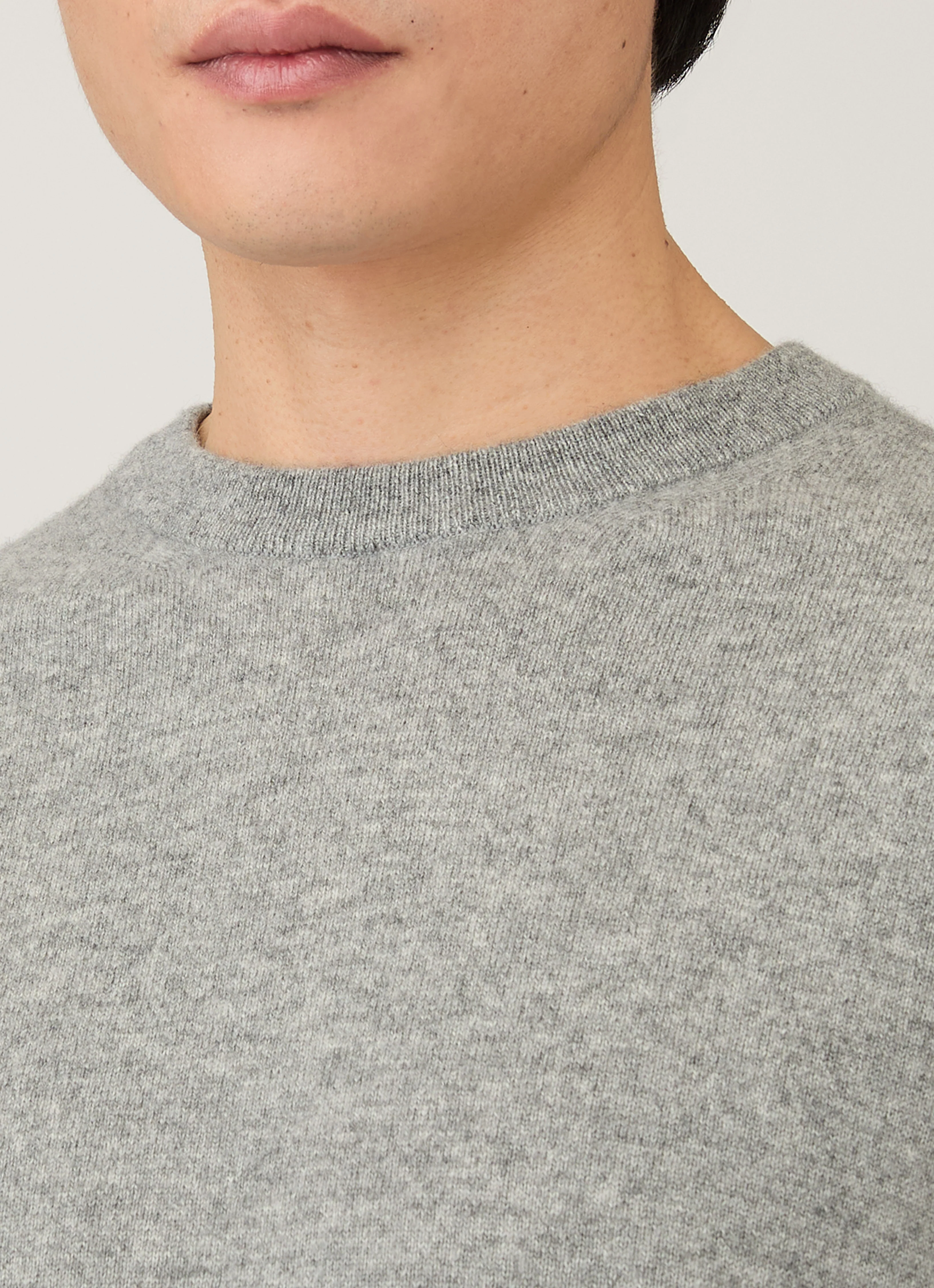 Men's Cashmere Crew Neck Jumper in Grey Melange - Image 6