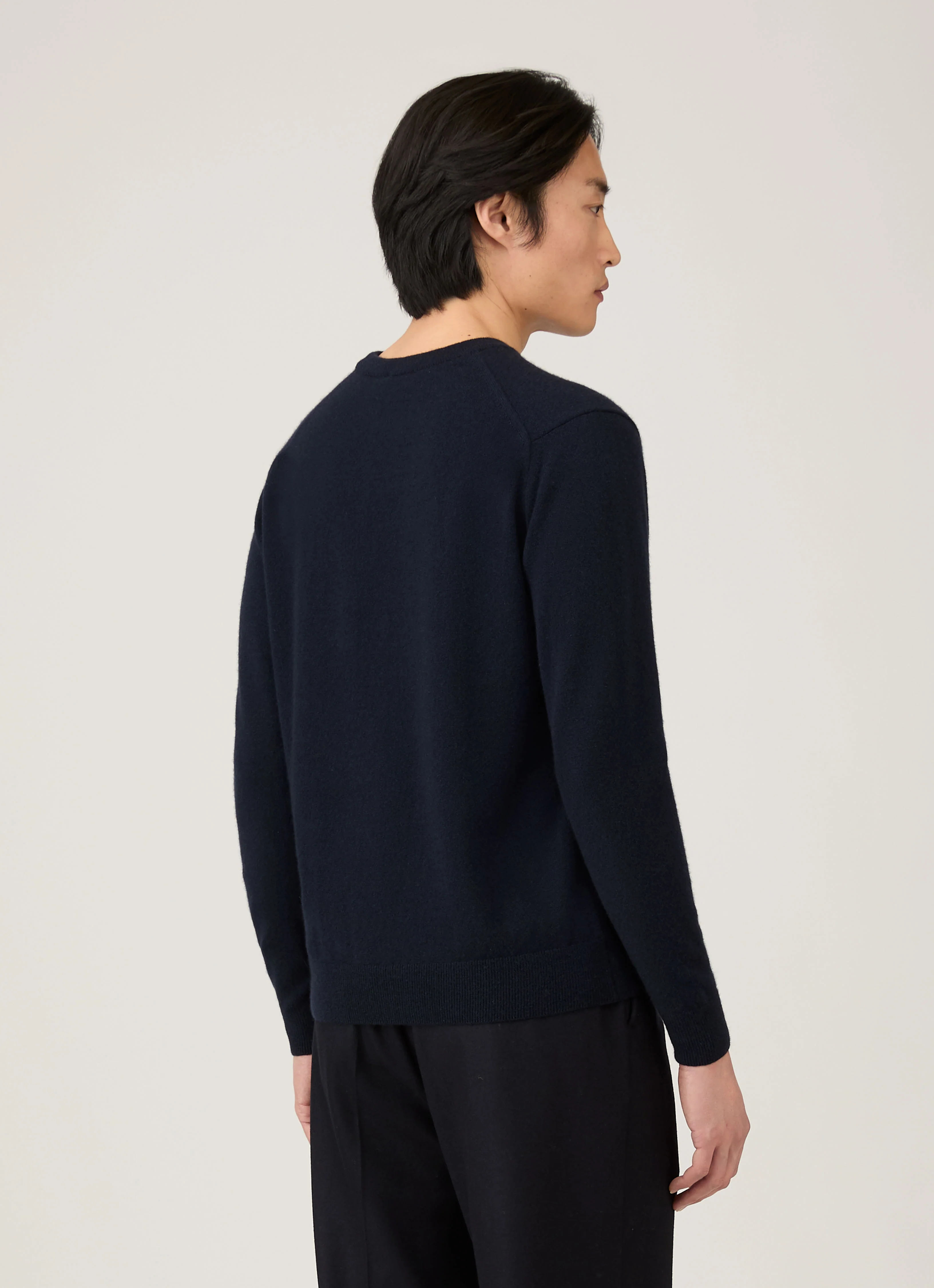 Men's Cashmere Crew Neck Jumper in Navy - Image 5