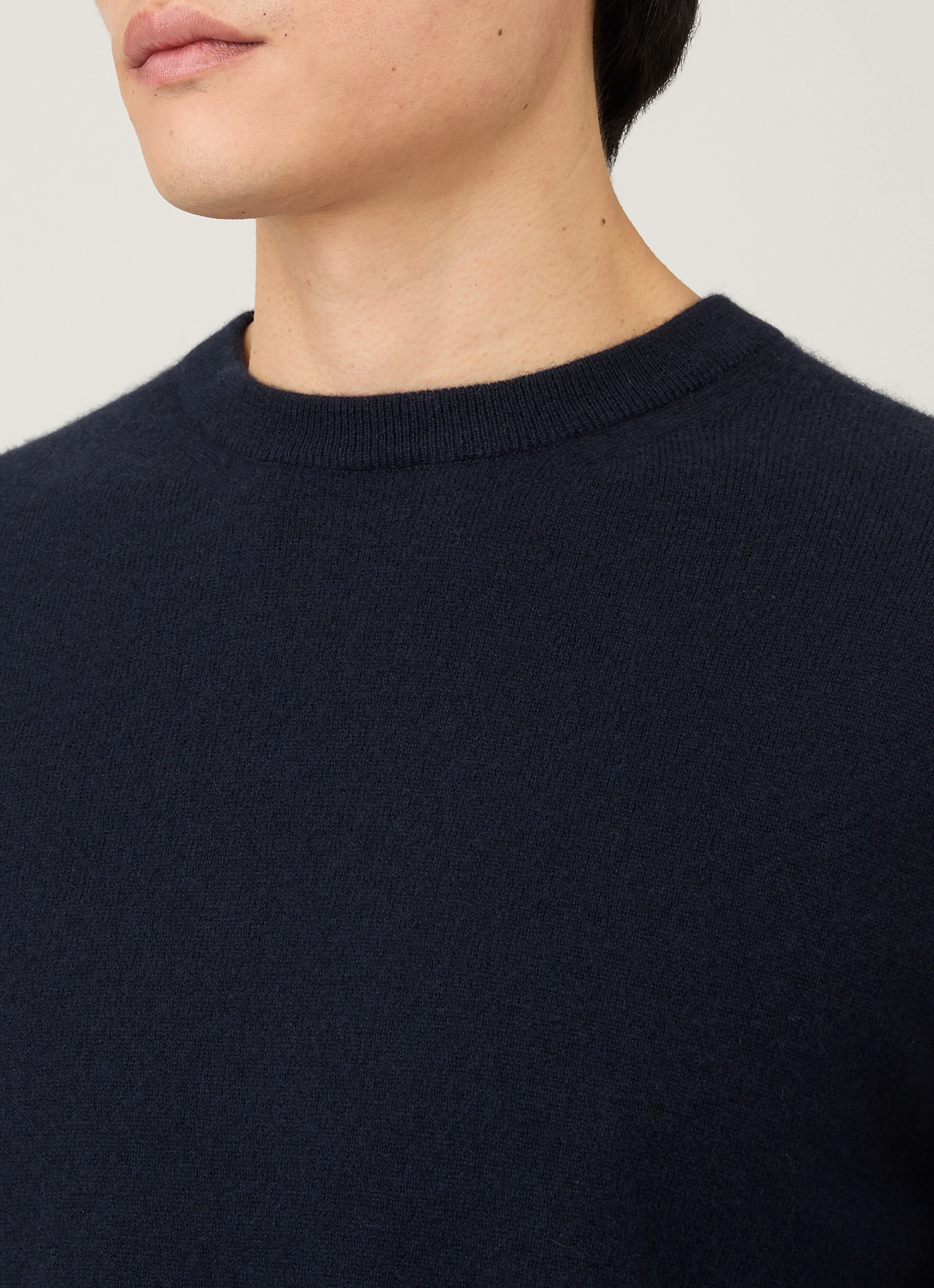 Men's Cashmere Crew Neck Jumper in Navy - Image 6