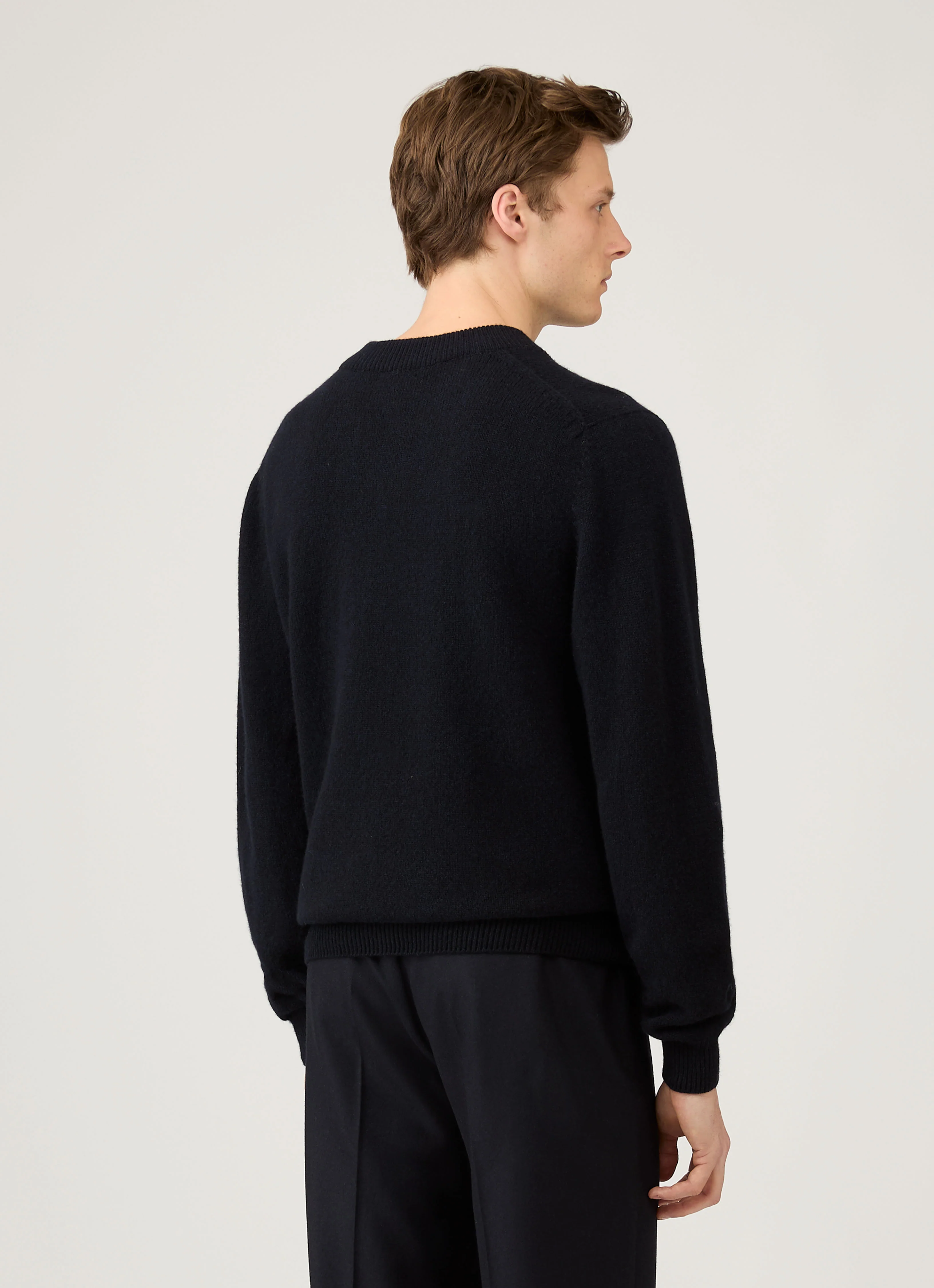 Men's Lambswool V-neck Jumper in Dark Navy Mouline - Image 5