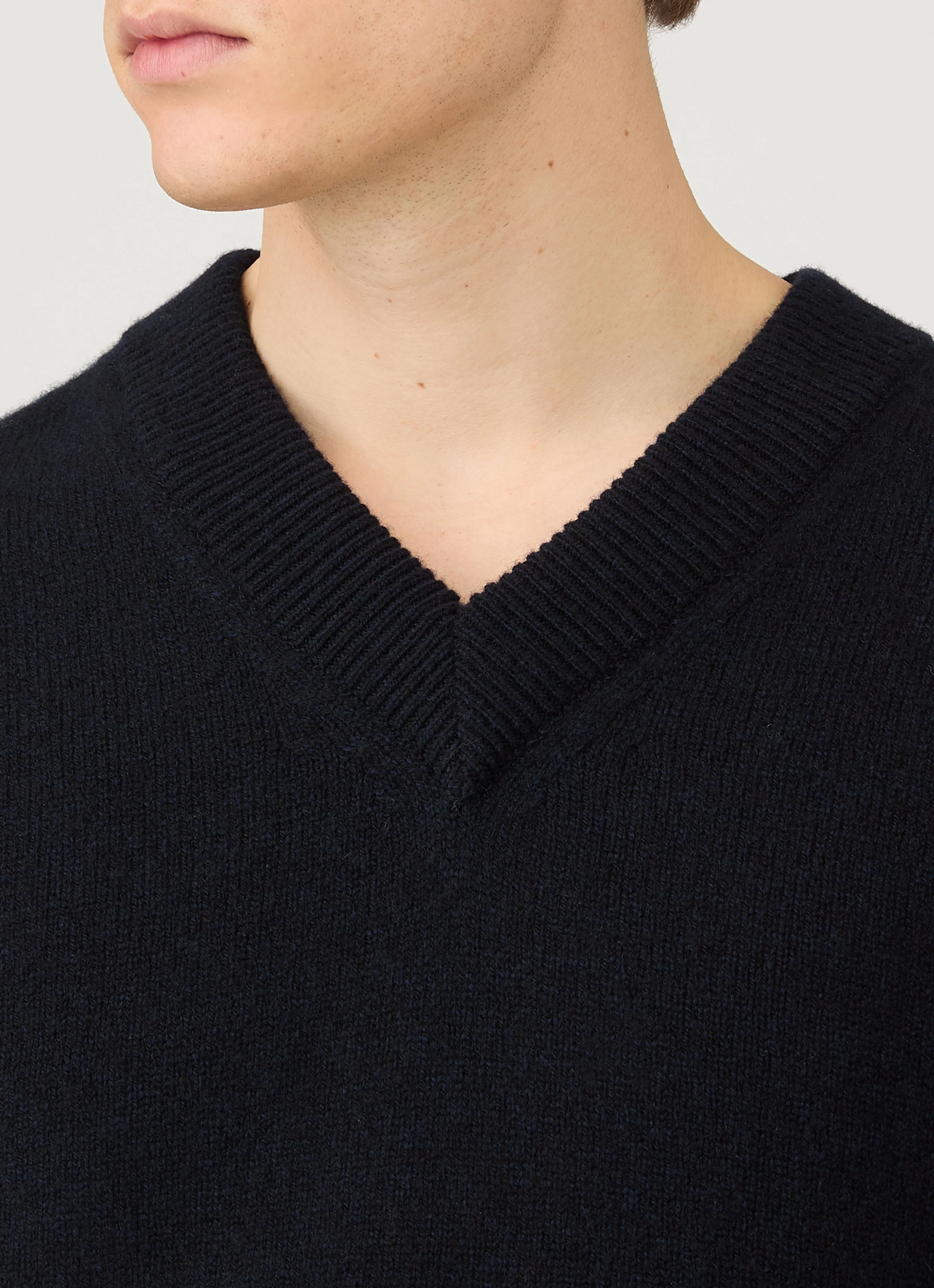 Men's Lambswool V-neck Jumper in Dark Navy Mouline - Image 6