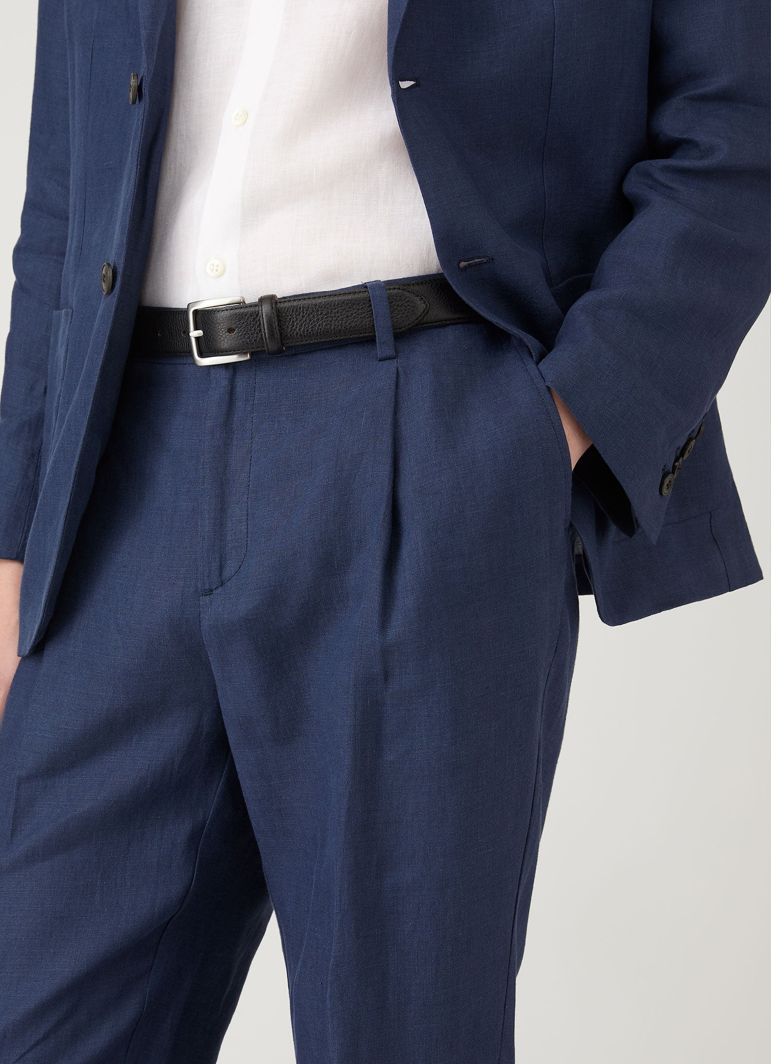 Men's Pleated Linen Trouser in Light Navy - Image 6