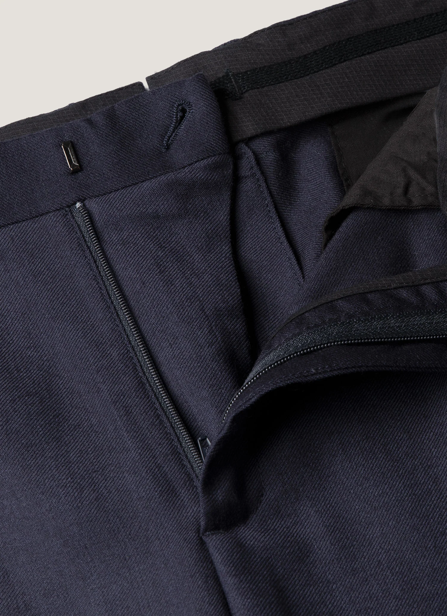 Men's Pleated Wool Twill Trouser in Navy - Image 4