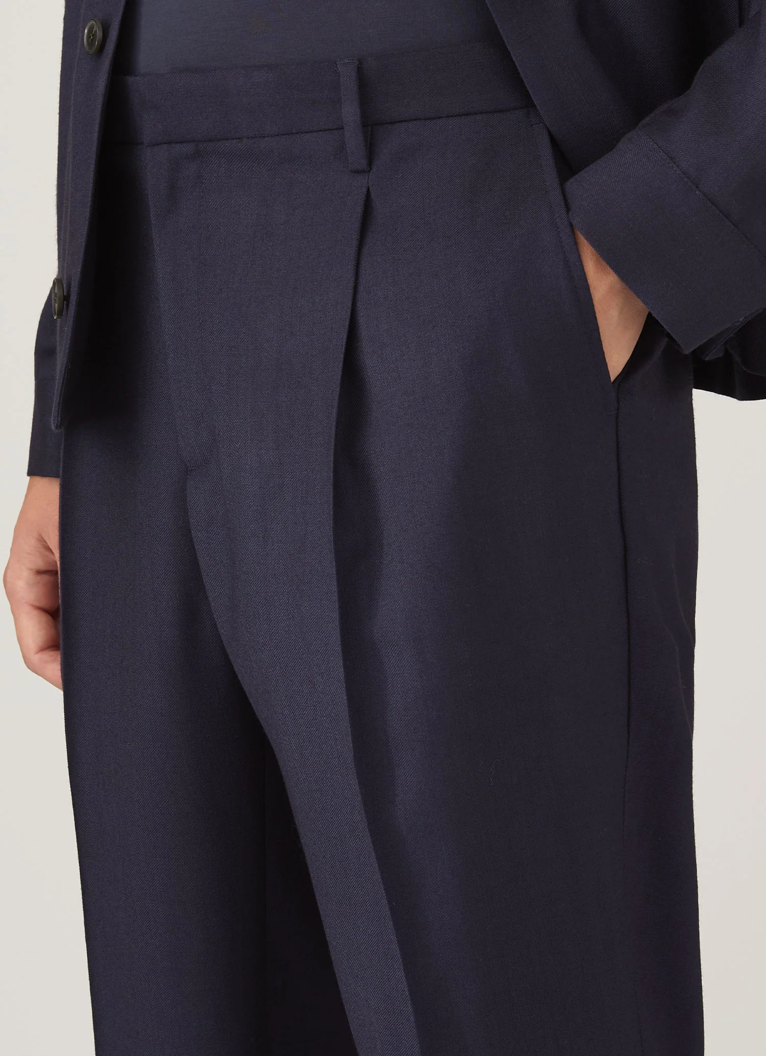 Men's Pleated Wool Twill Trouser in Navy - Image 6
